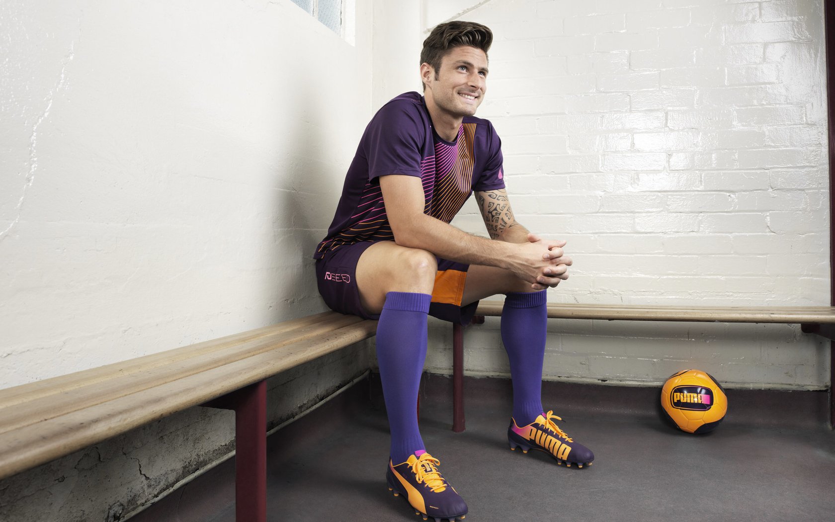 球迷支持：夜晚球场助威声震天！，晚上球场打球的真实图片